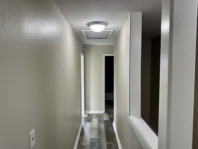 Building Photo - FRESHLY PAINTED 4 bedroom home in Lynn Haven!