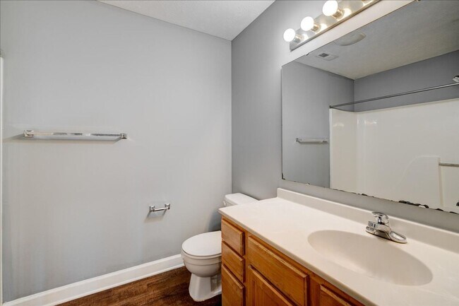 Building Photo - 3 bedroom 2 Bath Large Apartment Home $1,569/mo Rent