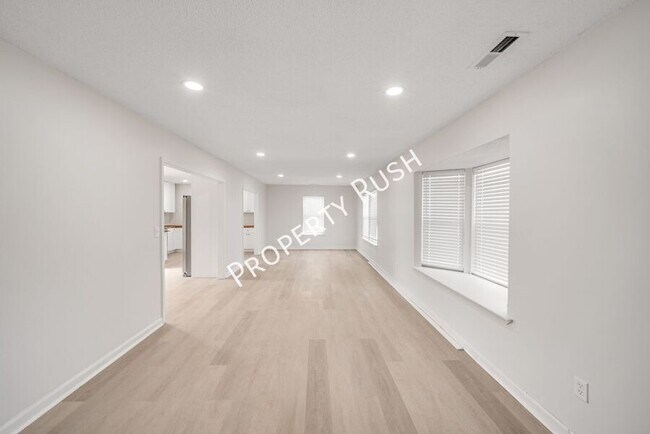 Building Photo - 1104 Queens Dr