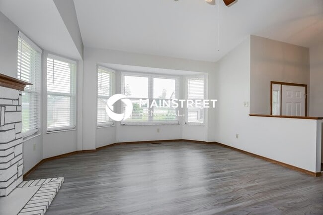 Building Photo - 3 Bedroom Pet-Friendly Home in Florissant, MO with Main Street Renewal