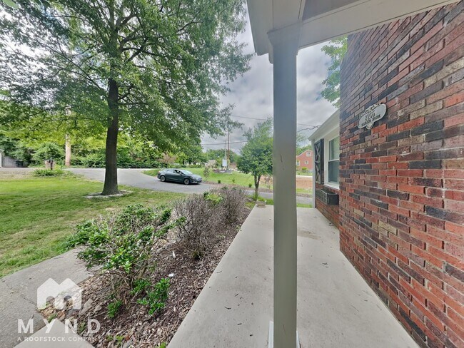Building Photo - 2206 Eastland Ave