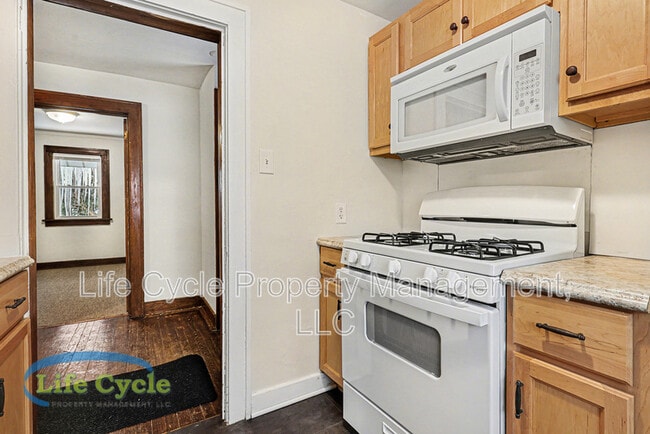 Building Photo - 507 Eastern Ave NE