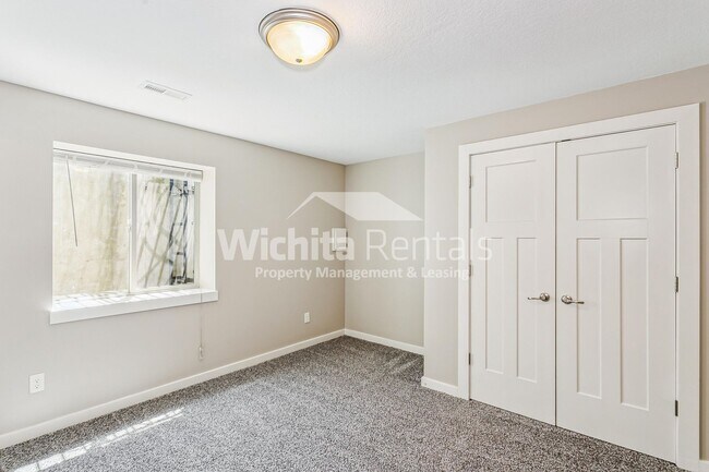 Building Photo - Large 4 bedroom 3 bathroom duplex