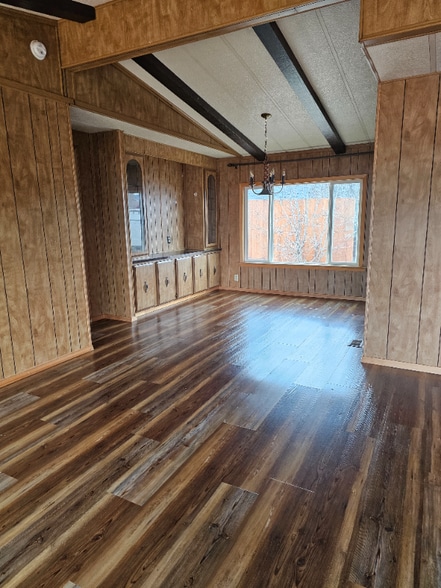 Building Photo - 914 5th St E