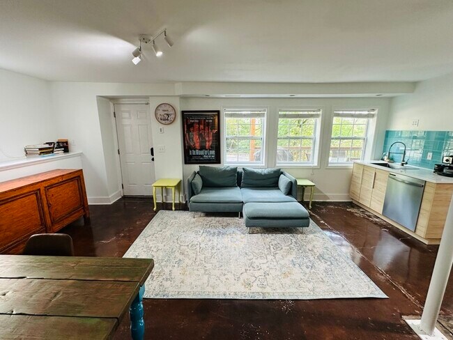 Building Photo - 708 Dallas Rd