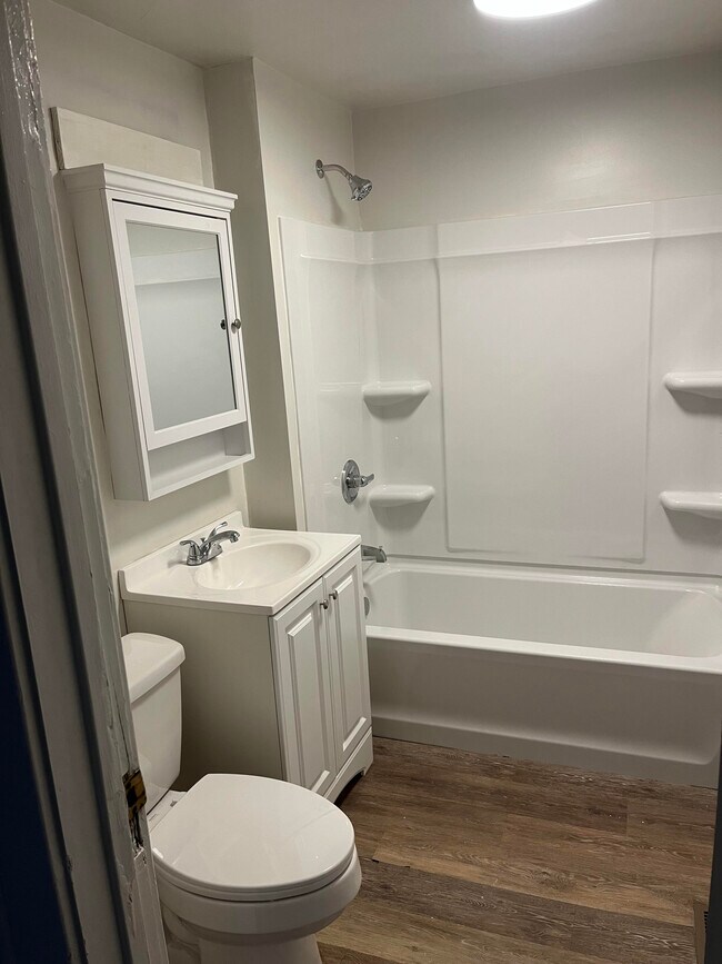 Building Photo - 711 S Bay Rd