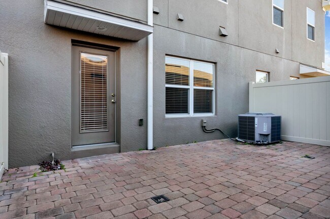 Building Photo - AVAILABLE NOW! 3/2.5/2 townhome close to H...