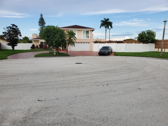 Building Photo - 4 br, 3 bath House - 2000 NW 69th Ter
