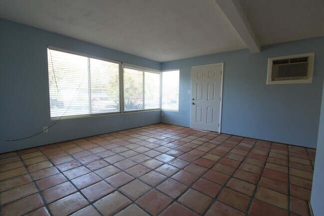 Building Photo - Charming 3 Bedroom 1.5 Bathroom POOL Home in Orlando!!