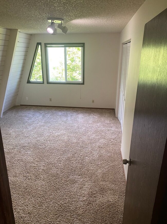 Building Photo - 3 bedroom 1.5 Bath Tandem Home!