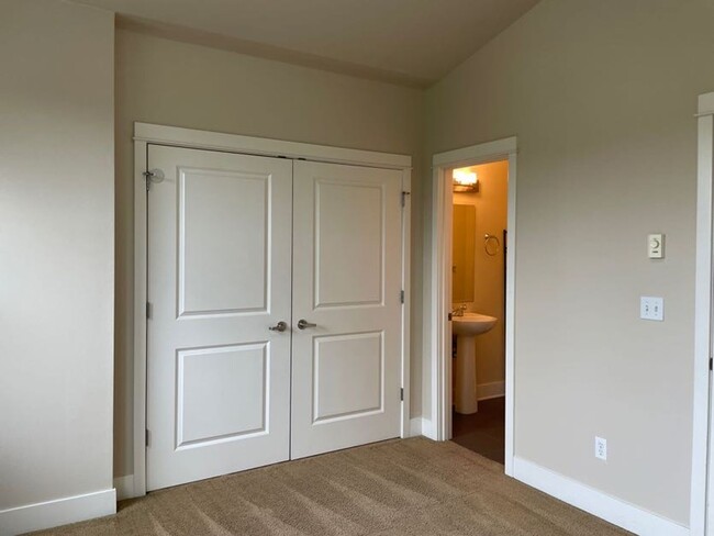 Building Photo - Light and Bright Greenwood Townhouse