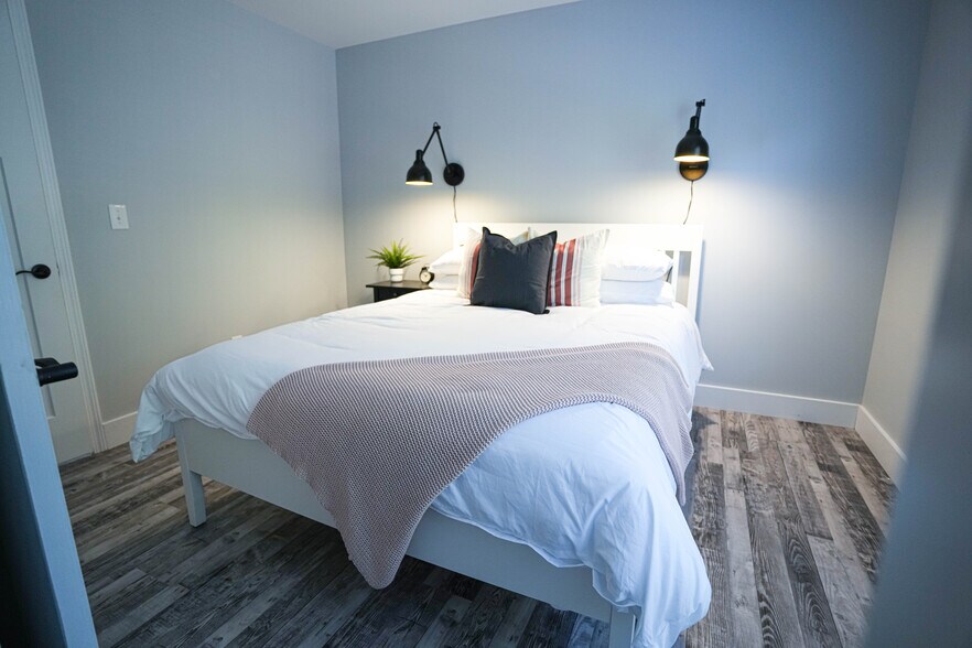 Building Photo - 1027 W 5th St