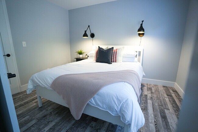 Building Photo - 1027 W 5th St