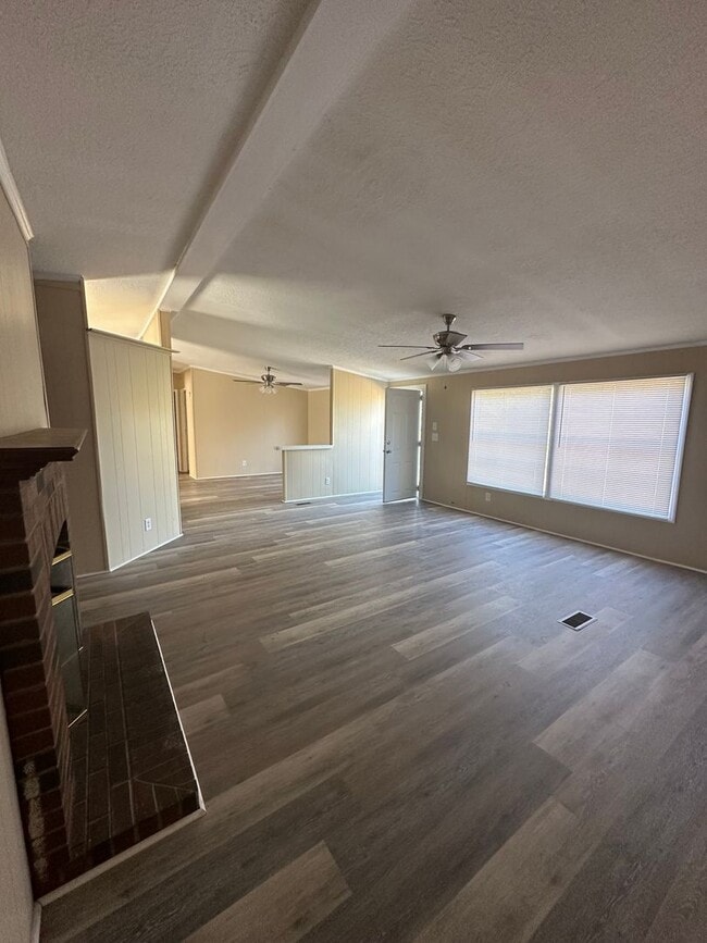 Building Photo - 3 Bed 2 Bath Waterfront Property - Under Renovations