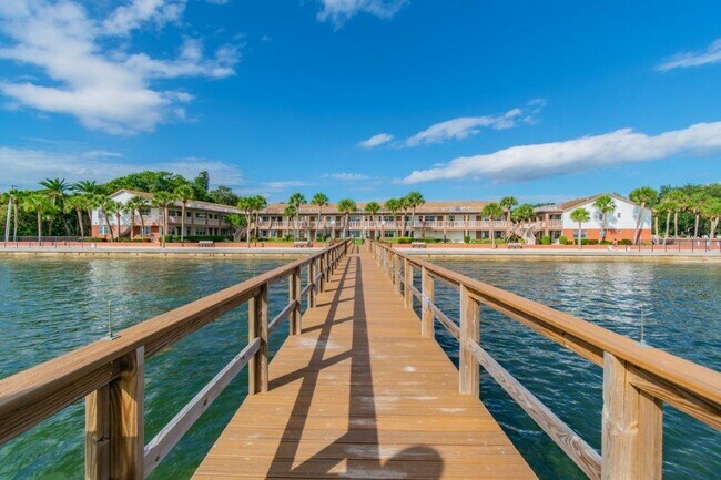 Building Photo - 650 Pinellas Point Dr S