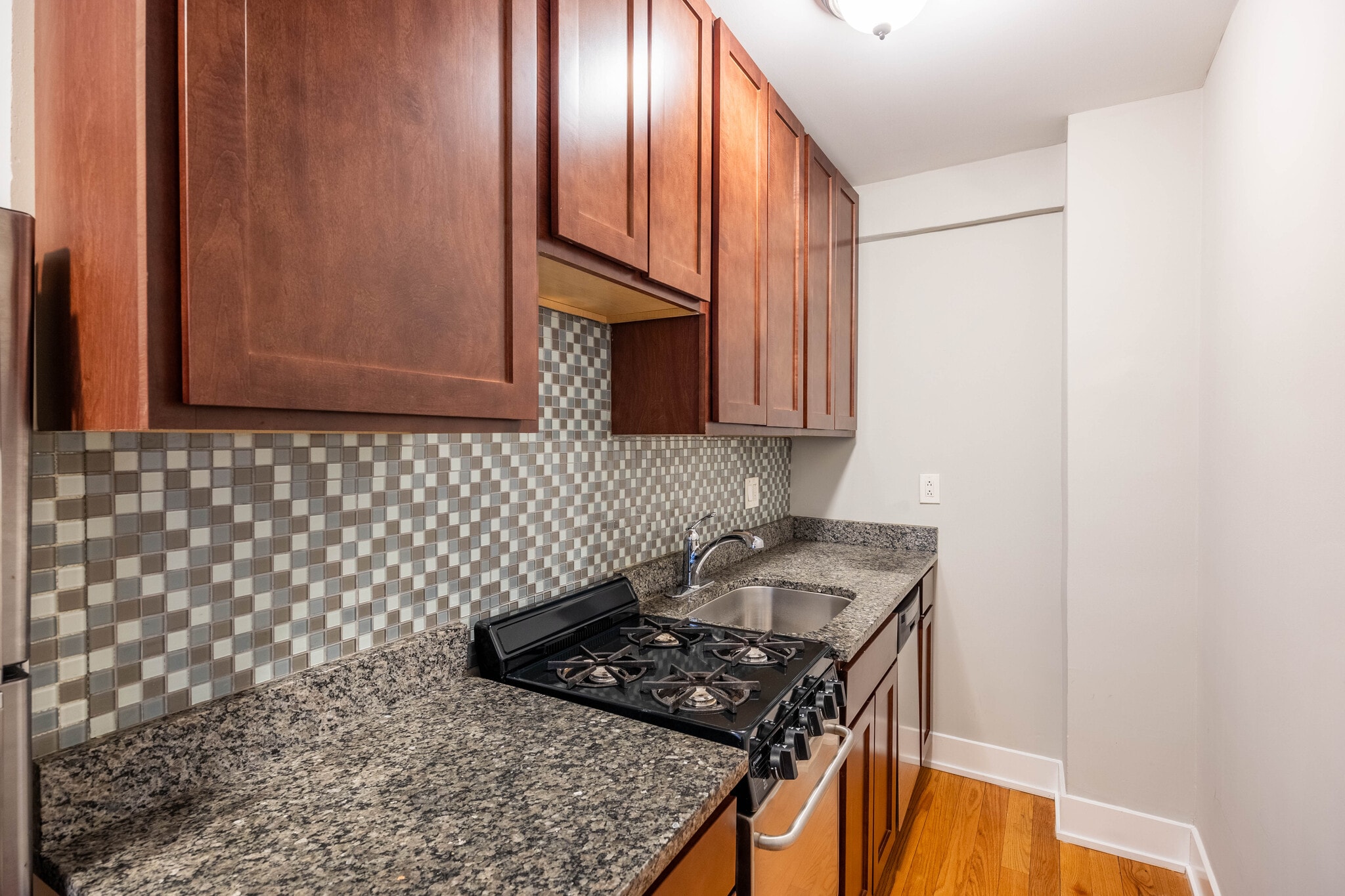 Building Photo - 435 W Roscoe St