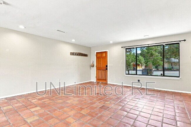 Building Photo - 2700 W Lynette Dr
