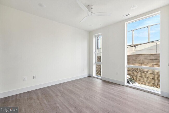 Building Photo - 1221 E Fletcher St