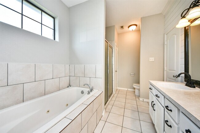 Building Photo - 11004 San Jacinto Dr