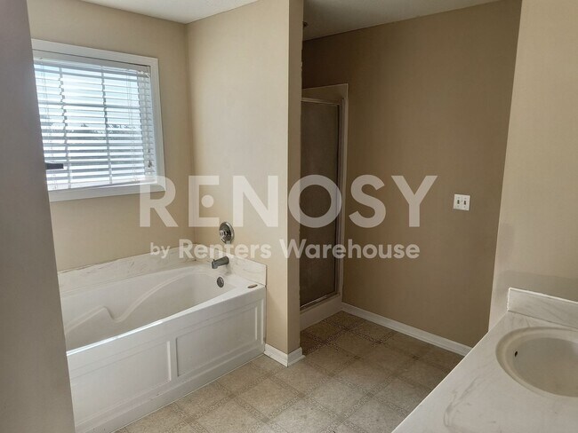 Building Photo - 4BD/3.5BA Townhome in Apple Valley Available Now!