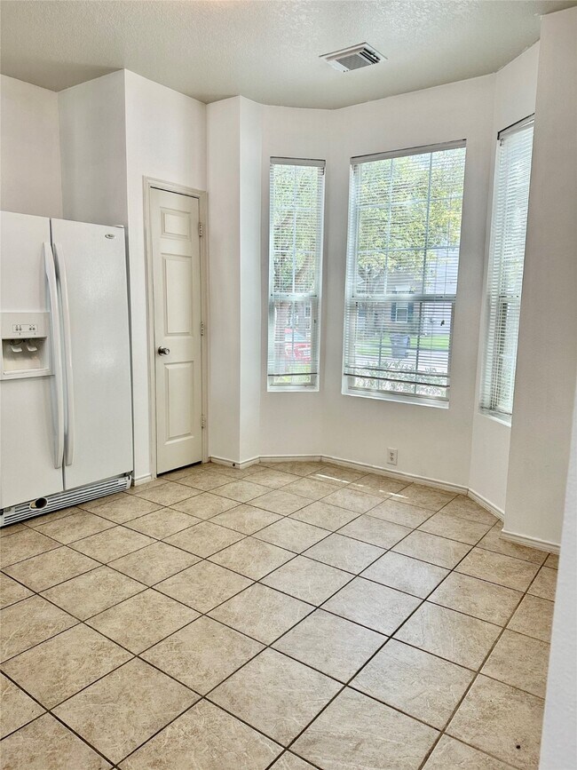 Building Photo - 29740 Sullivan Oaks Dr