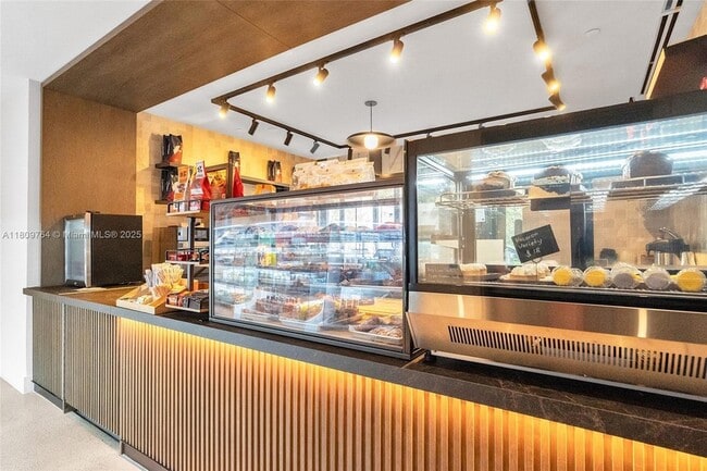 Building Photo - 601 NE 1st Ave