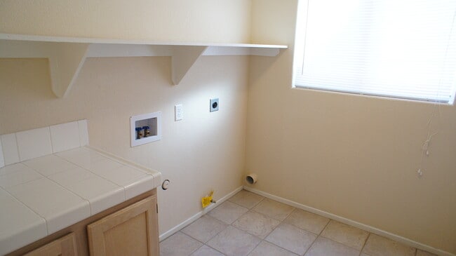 Building Photo - WONDERFUL 5 BD HOME WELL-LOCATED NORTHWEST...