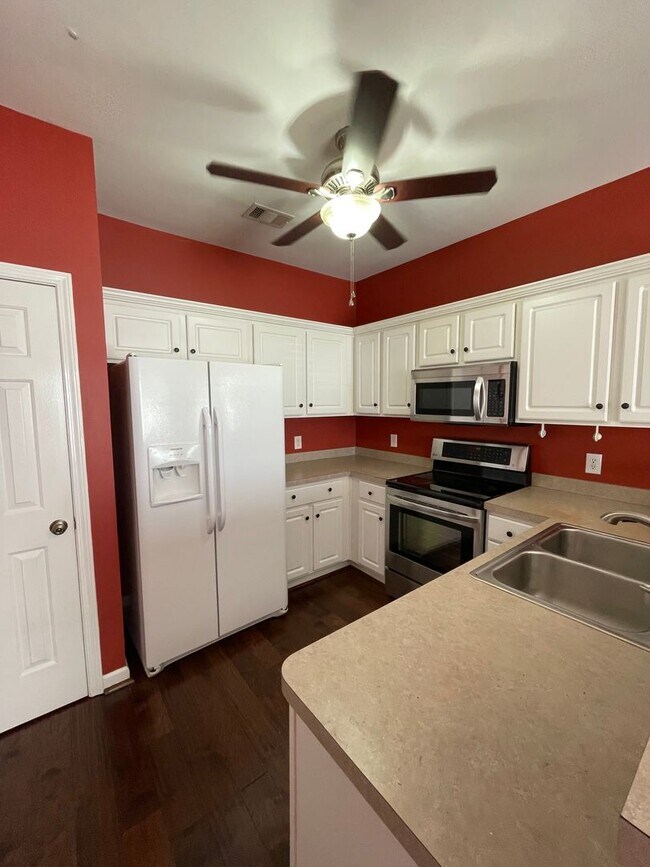 Building Photo - Lovely 3 Bedroom 2.5 bath Home in Bridges Estates, walking distance to Bridgeway Station!!