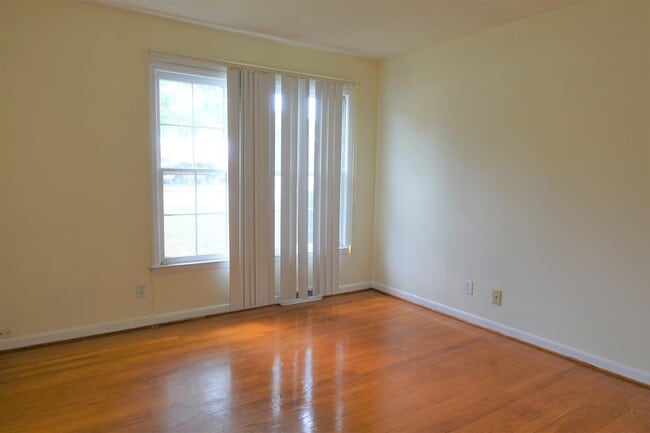 Building Photo - 325 Willow Oaks Dr