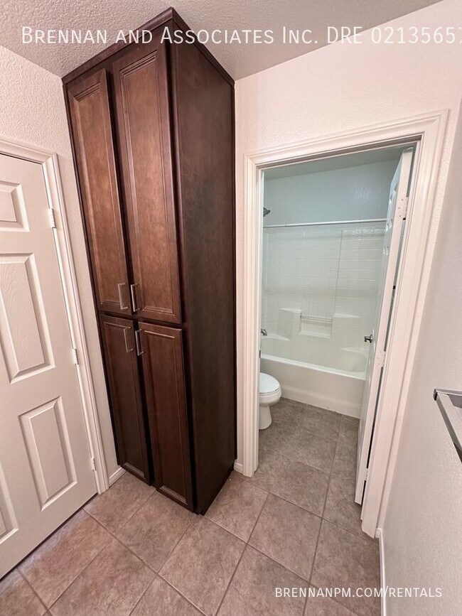 Building Photo - 3 bed, 2.5 bath Townhome, 2 Car Garage, Ea...