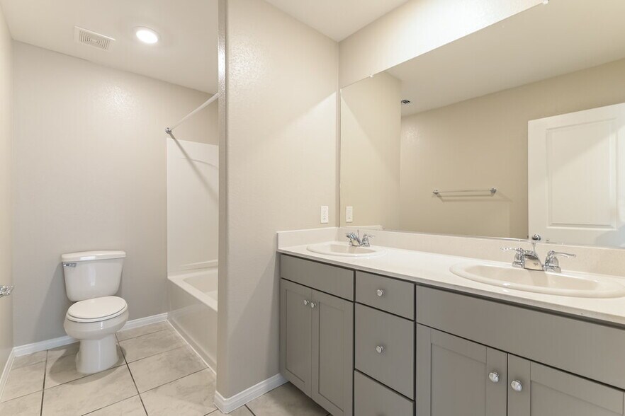 Building Photo - 2938 Saltillo Ln