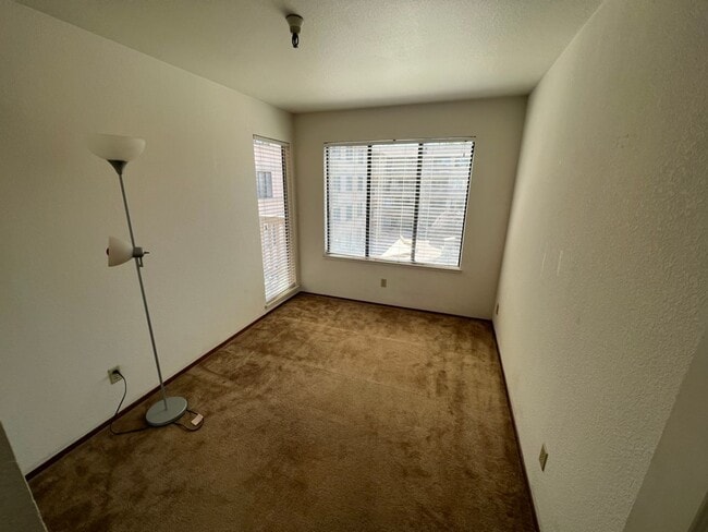 Building Photo - Spacious 2 bed 1.5 bath Condo in San Leandro Minutes from Bart and shopping. Must see!