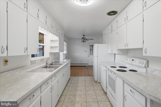 Building Photo - 3044 N Frederick Pike
