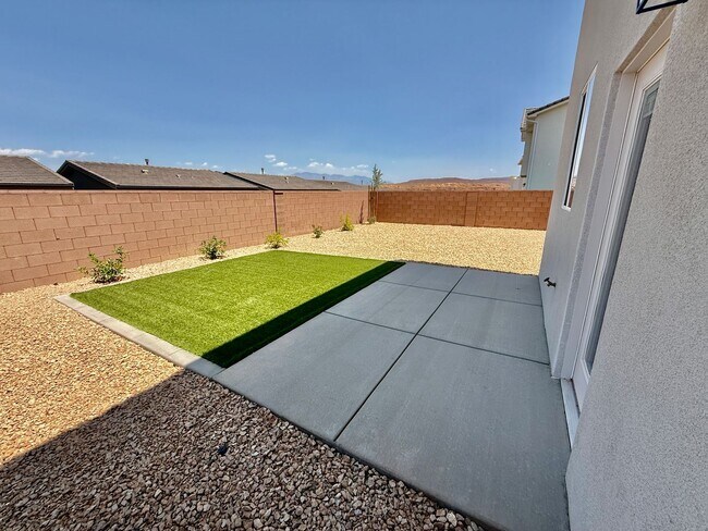 Building Photo - BRAND NEW Three Bedroom Townhome in Desert...