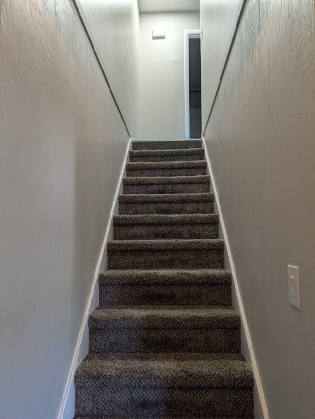 Building Photo - Spacious 2-Bedroom, 1-Bath Apartment Near Karns – Quiet Living with a Large Yard