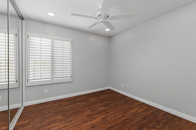 Building Photo - 910 Daisy Ave