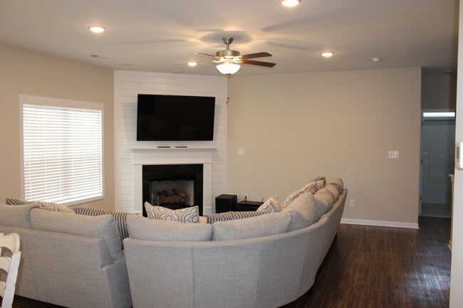 Building Photo - Welcome to your dream home!