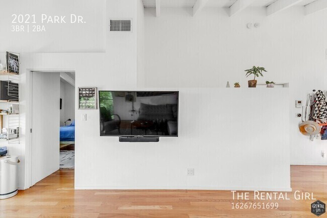 Building Photo - 2021 Park Dr