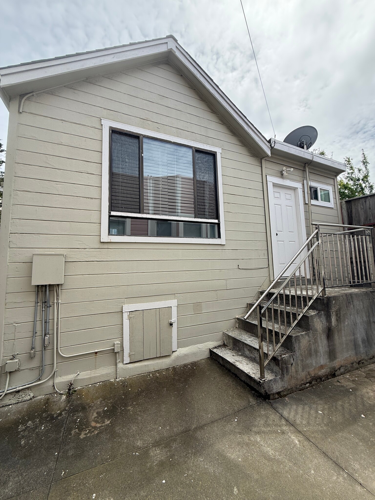 Building Photo - 419 Naples St