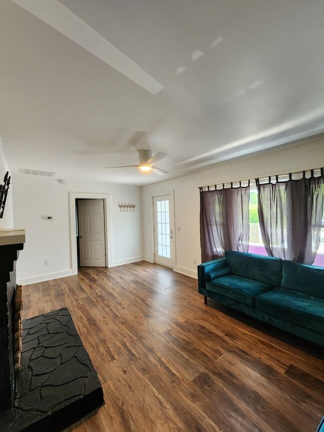 Building Photo - Fairview Bungalow