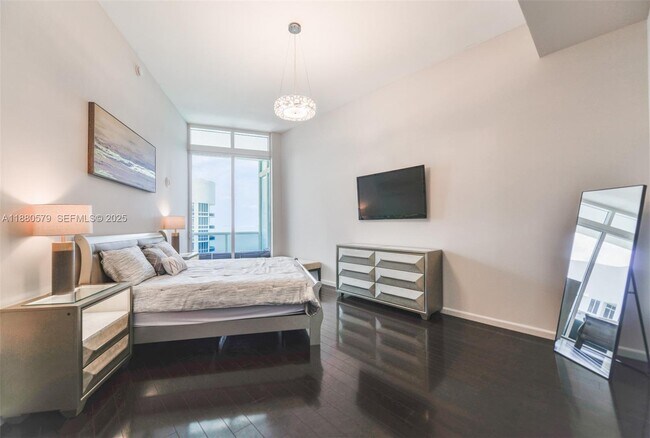 Building Photo - 15901 Collins Ave