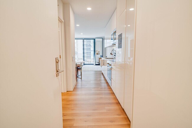 Building Photo - Larger Studio Unit with Lanai in Aalii