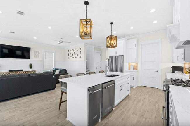 Building Photo - 322 E Lakeshore Dr