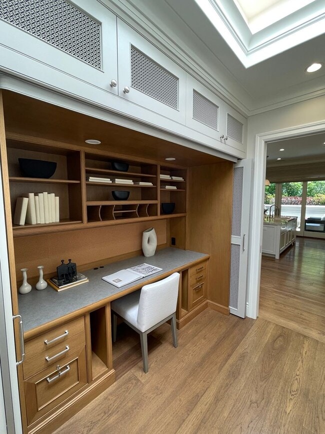 Building Photo - Luxury townhouse, close to town, easy comm...