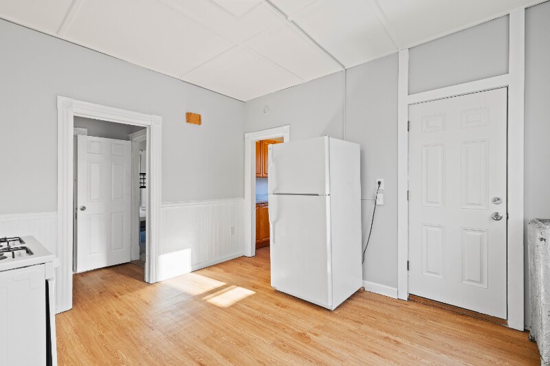 Building Photo - 912-914 Bank St