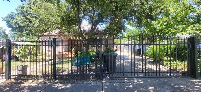 Building Photo - 9734 La Vista Dr