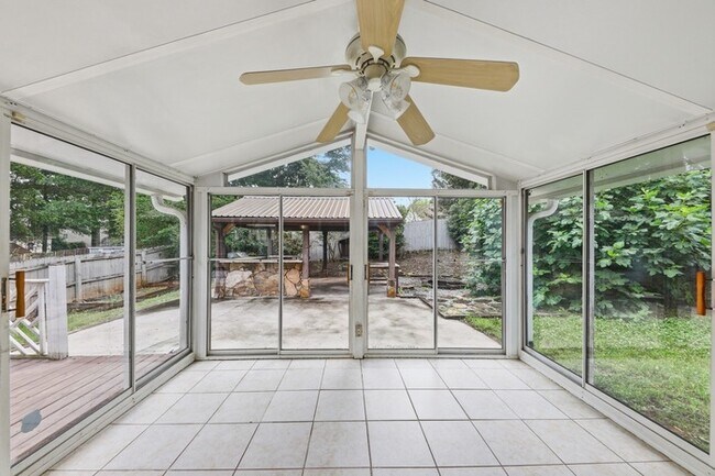 Building Photo - 310 Crescentview Ct