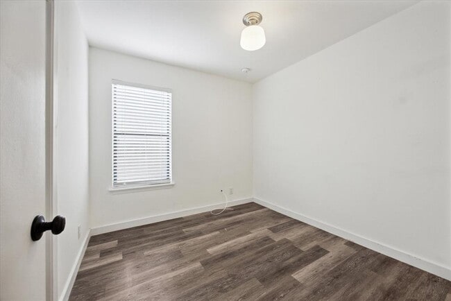 Building Photo - 300 Tilbury Ln