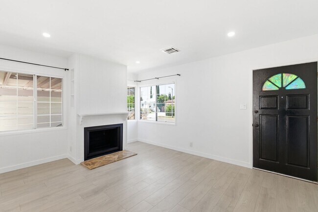 Building Photo - Beautiful modern 3 Bed + 2 Bath House + Den/Office & Backyard