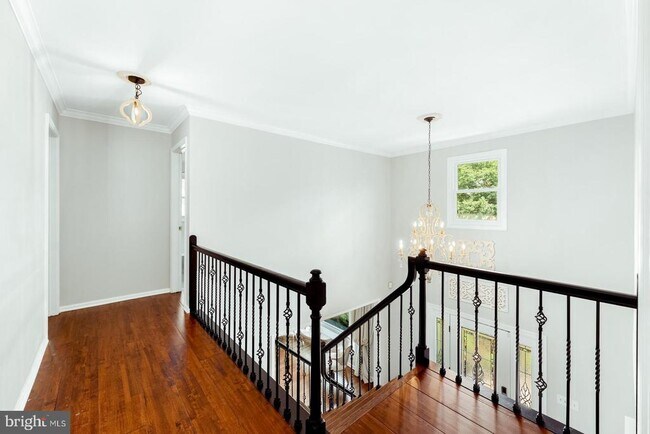 Building Photo - 2023 Country Club Dr